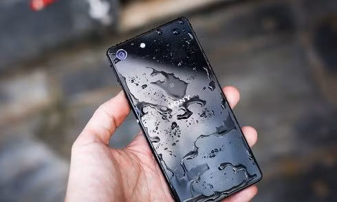  Sony Xperia M5 Aqua (8 triệu đồng). Xperia M5 Aqua là phiên bản rút gọn từ dòng Xperia Z với giá bán thấp hơn nằm ở tầm trung. Không có khung viền kim loại và lưng kính, thay vào đó là khung vỏ nhựa, nhưng thiết kế của Xperia M5 trông giống với Z3 và Z4, vẫn chống nước và chống bụi. Sản phẩm được trang bị màn hình 5 inch với độ phân giải Full HD, hỗ trợ 2 sim và có camera lên tới 21 "chấm", camera trước selfie ổn với độ phân giải 13 megapixel.