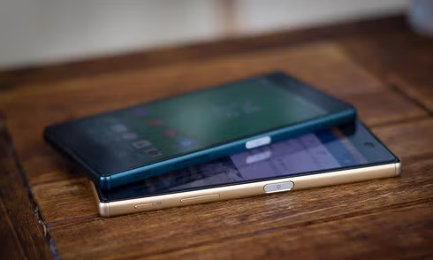  Sony Xperia Z5 - Z5 Premium (giá từ 12,5 triệu đồng). Xperia Z5 và Z5p kế thừa thiết kế cùng tính năng chống nước từ những mẫu Xperia Z đời trước. Khác với bộ đôi của Samsung, Xperia Z5 và Z5 Premium có cấu hình và độ phân giải màn hình khác biệt nhau. Trong đó, đàn em giá rẻ hơn dùng màn hình Full HD trong khi Xperia Z5 Premium có màn hình lên tới 4K, nét hơn cả Galaxy S7 edge. Bộ đôi Xperia Z5 của Sony cũng được đầu tư vào camera với cảm biến 23 megapixel hỗ trợ công nghệ lấy nét tốc độ nhanh, hỗ trợ quay video chất lượng 4K.