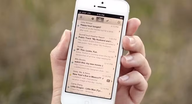 Ứng dụng Mailbox của Orchestra Software trên iPhone đã cuốn hút hàng triệu người dùng nhờ các tính năng mới và các thao tác cử chỉ vào năm 2013. Một tháng sau đó, Dropbox thông báo hãng đã mua lại dịch vụ này với giá xấp xỉ 100 triệu USD. Cuối năm 2015, Dropbox cho biết họ sẽ đóng cửa Mailbox vào đầu năm 2016 để tập trung phát triển các dịch vụ đám mây của mình.