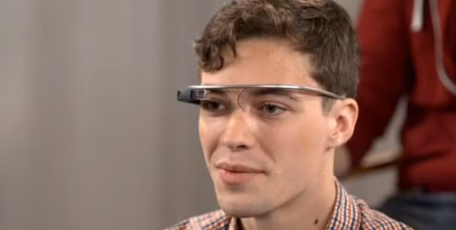 Trước khi ra mắt, Google Glass được đánh giá sẽ trở thành xu hướng mới của lĩnh vực công nghệ. Tuy nhiên, đầu năm 2015, dự án này đã bị từ bỏ với lý do chưa sẵn sàng cho thị trường và nhu cầu hiện nay.