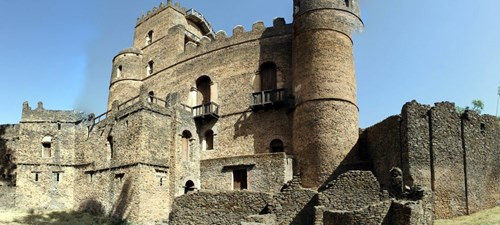 Về tổng thể, tòa pháo đài là một công trình bề thế mang kiến trúc độc đáo với sự hòa trộn phong cách Ả Rập, Hindu và Baroque. Ảnh: Lorakathleen.com