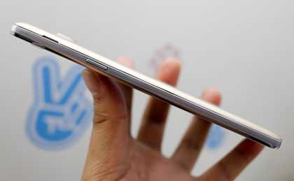 Về phần cứng, máy được trang bị chip xử lý 4 nhân tốc độ 1,2 GHz, RAM 1,5 GB và bộ nhớ trong 8 GB có thể mở rộng tối đa 128 GB.