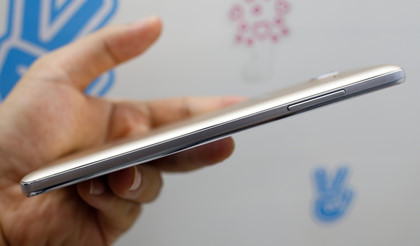 Các phím bấm cứng được bố trí hai bên cạnh máy, viền máy được xi màu kim loại tạo cảm giác cứng cáp.