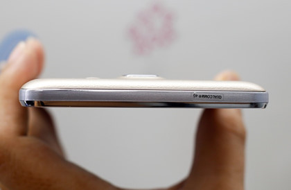 Phía trên đỉnh máy có dán tem cho biết sản phẩm hỗ trợ công nghệ kết nối 4G LTE.