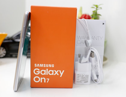  Điện thoại Samsung Galaxy On7 được bán kèm theo sách hướng dẫn, sạc cáp và tai nghe.