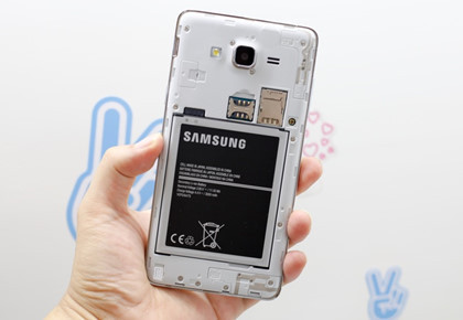 Galaxy On7 được trang bị camera sau 13 megapixel còn camera trước là 5 megapixel. Pin dung lượng 3.000 mAh và có thể tháo rời. Điểm nổi bật của sản phẩm là hỗ trợ 2 sim với kết nối 4G LTE.