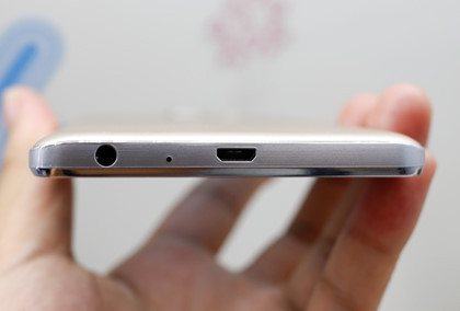 Giắc cắm ta nghe và cổng sạc được bố trí dưới đế máy.