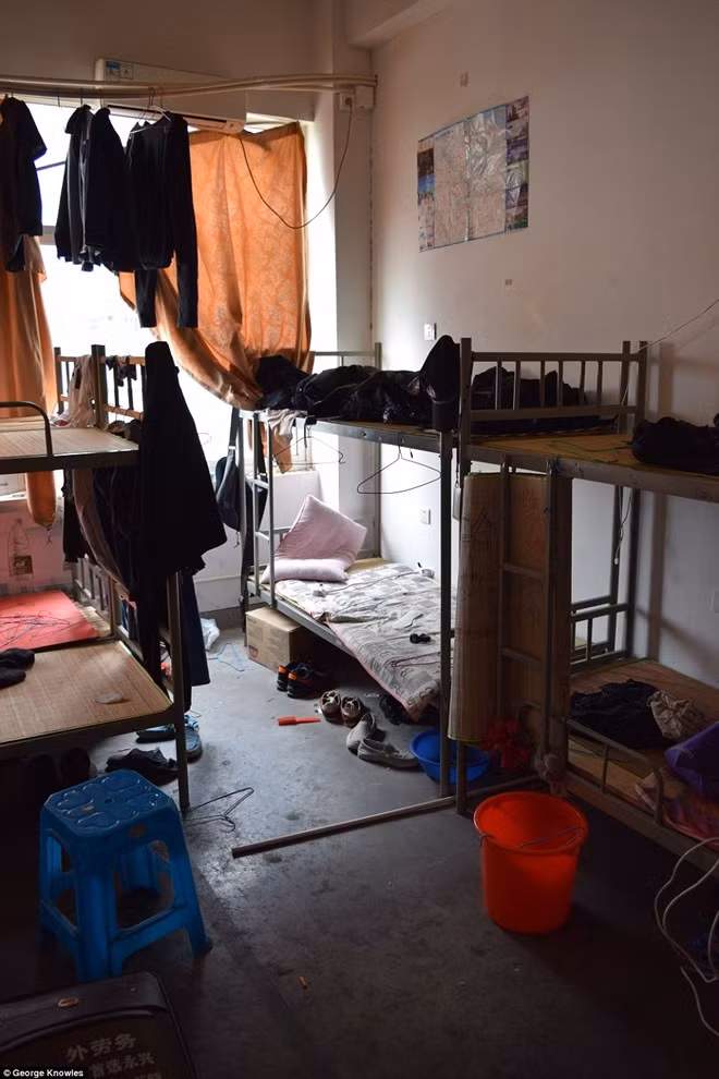 Chật chội và xuống cấp là từ được sử dụng với tần suất dày đặc trong phóng sự của MailOnline. Người lao động phải tìm cách cơi nới để treo quần áo, vật dụng cá nhân.