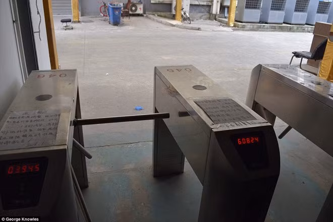 Công nhân luôn phải mang thẻ lao động và thẻ từ để quẹt ra, vào ký túc xá. Không có ngoại lệ nếu quên hay làm mất thẻ. Theo bảo vệ của khu Kangqiao: "Vào thời điểm doanh số Apple đạt đỉnh, có đến 6.000 công nhân sinh sống ở đây nhưng sau đó, đơn đặt hàng từ Apple cứ ít dần đi. Tiếp theo, Pegatron quyết định đóng cửa toàn bộ khu phức hợp ký túc xá này". Trước thời điểm Apple có báo cáo tài chính thấp nhất trong lịch sử 13 năm của hãng.