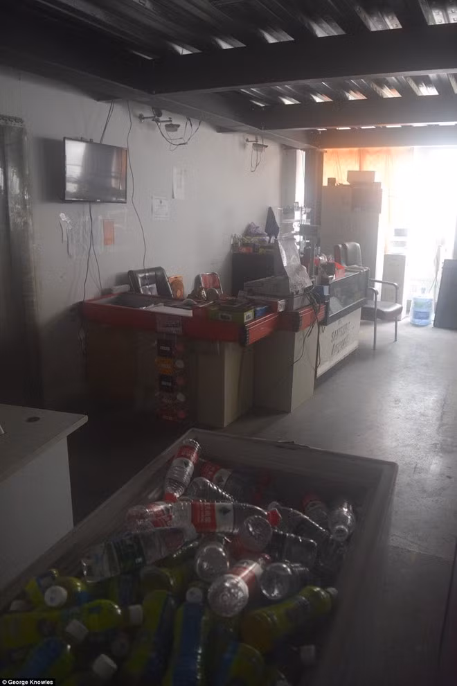 Quán cafe, quầy thực phẩm, tạp hóa dành,... vẫn còn nguyên, mọi thứ ngổn ngang. MailOnline nhận xétdường như người lao động đã ra đi do thiên tai.