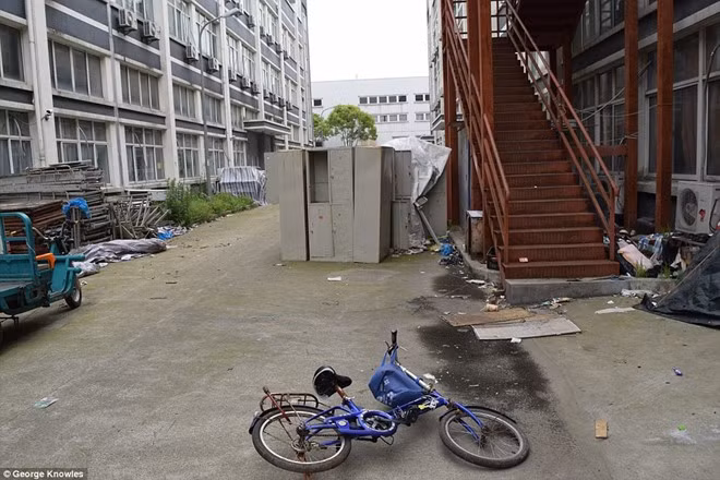 Những bức hình này được chụp sau 8 tuần người lao động của Pegatron di chuyển. Theo tờ MailOnline, công nhân phải làm việc 12 giờ/ngày để cung cấp 50% sản lượng iPhone 6S trên toàn thế giới.