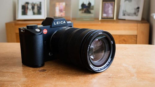  Leica SL. Là máy ảnh không gương lật được thiết kế dành cho các nhiếp ảnh gia chuyên nghiệp. Leica SL sở hữu cảm biến CMOS full-frame 24MP và dải ISO từ 50-50.000. Máy trang bị chip xử lý hình ảnh Maestro II và bộ nhớ đệm lớn 2GB, cho khả năng chụp 11 ảnh liên tiếp tại độ phân giải 24MP. Leica SL sử dụng hệ thống lấy nét tự động theo tương phản 49 điểm (Contrast Auto Focus), tích hợp bộ lọc răng cưa (low-pass filter) cho độ sắc nét và tương phản đạt mức tối đa. Giá tham khảo: 165 triệu đồng