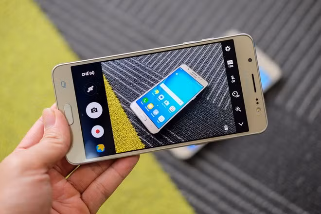 Camera sau của 2 máy có độ phân giải 13 megapixel, khẩu độ f/1.9.