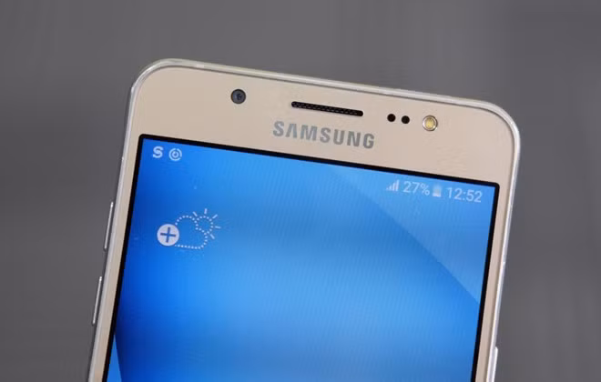 Cả 2 model này đều có cụm camera trước 5 megapixel, kèm khẩu độ f1.9 và đèn flash LED để chụp selfie tốt hơn trong điều kiện ánh sáng yếu.