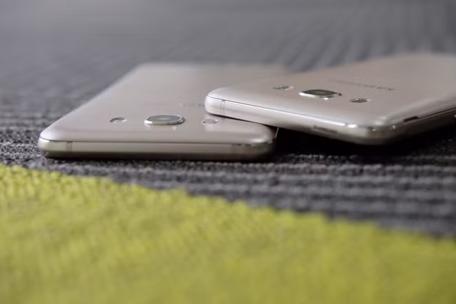 Cụm camera chỉ hơi nhô lên so với mặt lưng. Cạnh trên cùng không có chi tiết nào. Galaxy J5 sở hữu pin dung lượng 3.100 mAh, trong khi mẫu J7 lên đến 3.300 mAh.