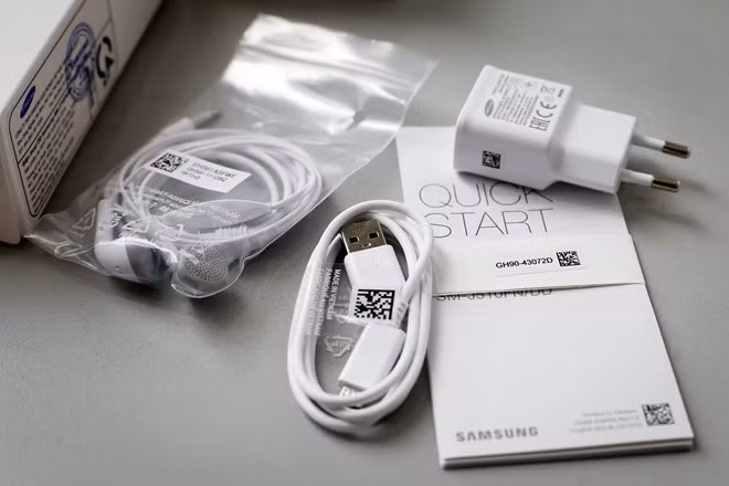 Phụ kiện gồm sạc, tai nghe, cáp và sách hướng dẫn.