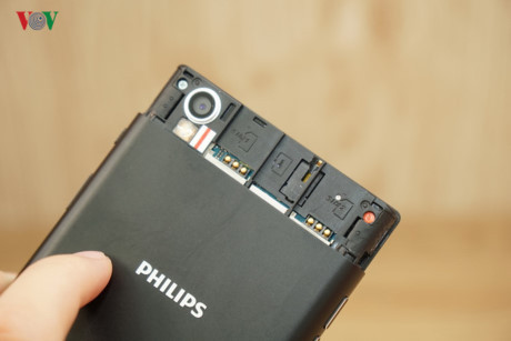 Máy có dung lượng pin lên đến 5.000 mAh, hỗ trợ 2 khe gắn SIM. V787 có kiểu dáng đặc trưng của các dòng sản phẩm do Philips sản xuất với thiết kế nguyên khối, ngoại trừ khu vực tiếp giáp giữa mặt trước và mặt sau có thể tháo ra được để thay SIM, thẻ nhớ microSD.