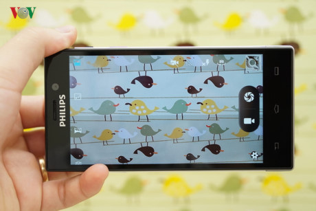 Máy sử dụng chất liệu nhựa nhưng các chi tiết được hoàn thiện rất tốt, không hề có cảm giác ọp ẹp, rẻ tiền. Vì sở hữu viên pin lên đến 5.000 mAh nhưng màn hình chỉ 5 inch nên model mới của Philips có kích thước khá dày (10,9 mm) cùng trọng lượng nặng (188,5 g).
