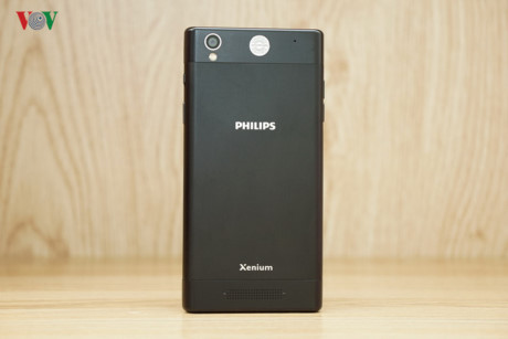 Mặt sau máy ngoài logo Philips còn có logo Xenium - công nghệ pin Xenium được sản xuất theo tiêu chuẩn sạch hơn và thân thiện hơn với môi trường. Pin Xenium thường có kích thước lớn hơn và nhẹ hơn so với pin Li-On hoặc pin Li-Po khi cả hai có cùng thể tích.