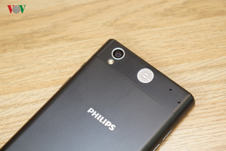Cận cảnh cụm camera, micro và và logo Philips trắng bạc trên nền đen ở mặt sau V787. Camera chính này có độ phân giải 13MP, khẩu độ f/2.2, tự động lấy nét, đèn flash LED, quay video Full HD.