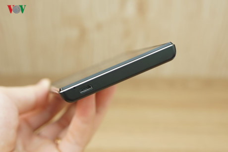 Micro đàm thoại được bố trí gần cổng sạc micro USB.