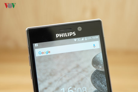 Phía trên mặt trước V787 là cụm logo Philips, loa ngoài và camera trước.