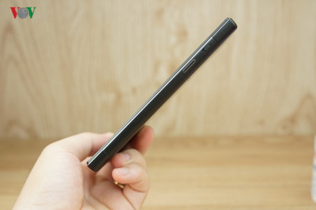 Cạnh bên phải phái gồm nút tắt mở nguồn và nút gạt chuyển đổi giữa chế độ tiết kiệm pin và chế độ thường.