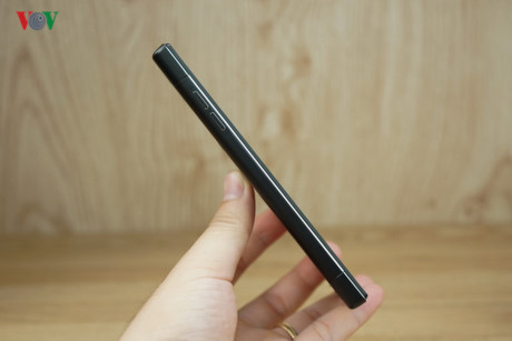 Cạnh bên trái của máy gồm 2 nút tăng giảm âm lượng.