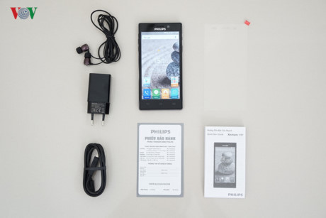 Hộp điện thoại Philips V787 tương tự như các sản phẩm smartphone khác, cũng gồm máy, sạc, cáp, tai nghe, sách hướng dẫn và phiếu bảo hành