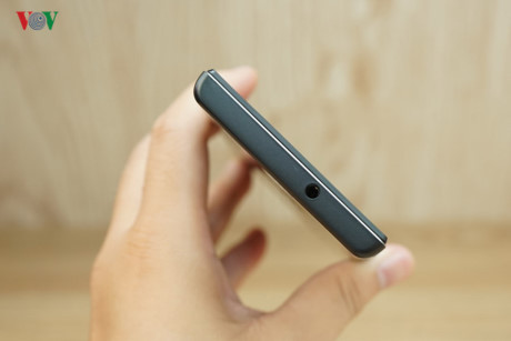 Mặt trên của V787 là jack tai nghe 3,5mm.