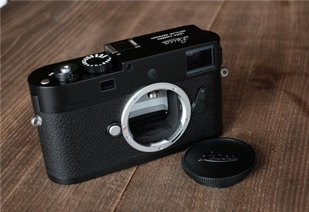 Leica M-D có chế độ chụp yên tĩnh với tiếng màn trập được Leica khẳng định "hầu như không gây tiếng động" so với các phiên bản trước đó.Ở chế độ chụp đơn hình, người chụp có thể bấm hai kiểu liên tiếp trong chỉ một giây nhờ bộ nhớ đệm được nâng cấp. Ở chế độ chụp liên tiếp thì máy có thể chụp 3 khung hình mỗi giây.