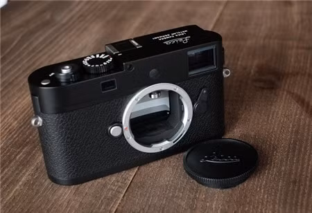 Leica M-D có chế độ chụp yên tĩnh với tiếng màn trập được Leica khẳng định "hầu như không gây tiếng động" so với các phiên bản trước đó.Ở chế độ chụp đơn hình, người chụp có thể bấm hai kiểu liên tiếp trong chỉ một giây nhờ bộ nhớ đệm được nâng cấp. Ở chế độ chụp liên tiếp thì máy có thể chụp 3 khung hình mỗi giây.