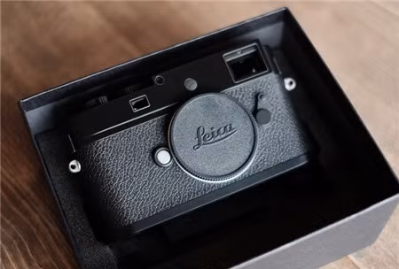 Leica M-D được coi là sản phẩm thể hiện chất "ngông" của hãng máy ảnh Đức khi quyết định bỏ hoàn toàn màn hình để người dùng có trải nghiệm như với một máy phim đích thực.