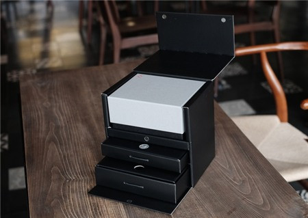 Tương tự như các sản phẩm khác của Leica, hộp đựng M-D có thiết kế sang trọng với phần hộp đựng máy màu trắng ngà phía trên và bên dưới là các hộp đựng phụ kiện, sách hướng dẫn.