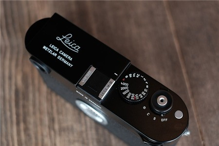 Các nút tinh chỉnh đơn giản ở phía trên với vòng chỉnh tốc độ, công tắc nguồn tích hợp nút chụp.