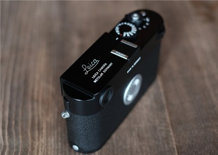 Leica từng ra mắt một phiên bản kỹ thuật số cũng không có màn hình là Leica M Edition 60 nhưng giới hạn chỉ có 600 chiếc. Đây là model bản thương mại đầu tiên bán ra sở hữu đặc điểm "không giống ai" này.