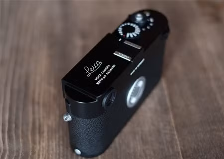 Leica từng ra mắt một phiên bản kỹ thuật số cũng không có màn hình là Leica M Edition 60 nhưng giới hạn chỉ có 600 chiếc. Đây là model bản thương mại đầu tiên bán ra sở hữu đặc điểm "không giống ai" này.