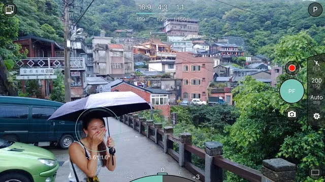  ProShot: Tiện ích chụp ảnh cho phép người dùng tùy chọn các thông số cơ bản bằng tay tương tự máy ảnh DSLR: khẩu độ, ISO, cân bằng trắng, khẩu độ,... Người dùng có thể mua nó với giá 4 USD.