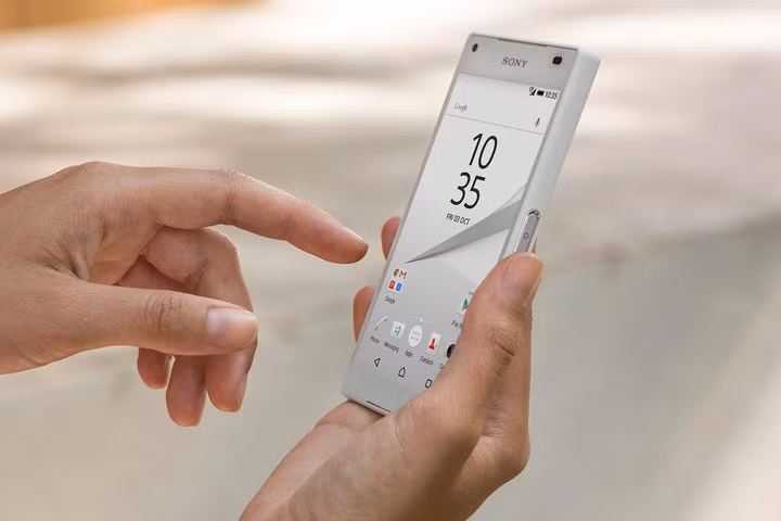  Sony Xperia Z5/ Z5 Compact/ Z5 Premium. Sony góp phần phổ biến tính năng chống nước trên điện thoại thông minh khi trình làng Xperia Z năm 2013. Từ đó tới nay, gần như mọi thiết bị đầu bảng thuộc dòng Xperia đều có tính năng này. Năm 2015, Sony đại tu dòng Xperia Z và ra mắt 3 model mới: Z5, Z5 Compact, Z5 Premium. Tất cả có cấu hình khác nhau nhưng có chung đặc điểm chống bụi, chống nước tiêu chuẩn IP68. Z5 Compact dùng màn hình 4.6 inch, Z5 dùng màn hình 5.2 inch còn Z5 Premium có màn hình 4K.