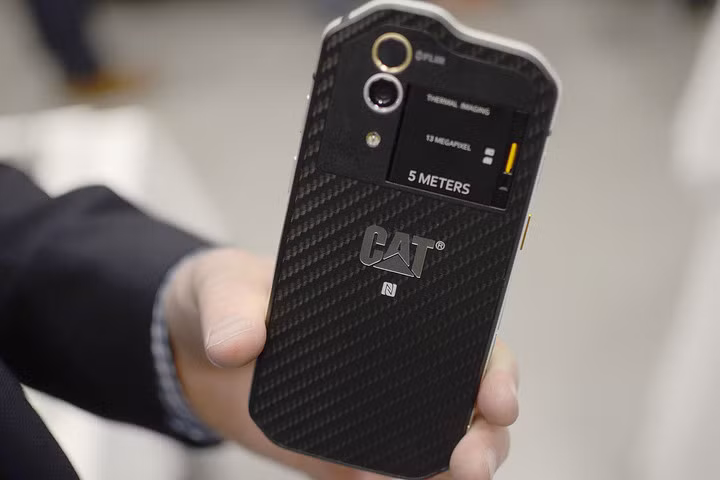  Caterpillar Cat S60. Vài năm nay, Cat chế tạo điện thoại siêu bền và S60 thuộc hàng cao cấp với thiết kế độc đáo so với phần còn lại của thị trường. Cat S60 dùng camera 13MP/5MP, bộ nhớ 32GB, RAM 3GB, chip Snapdragon 617. Theo nhà sản xuất, thiết bị có thể hoạt động ở độ sâu 5m nước trong 60 phút. Nó thậm chí còn có camera đo nhiệt hồng ngoại. Tuy nhiên, S60 chưa bán trên thị trường mà phải chờ một thời gian nữa.