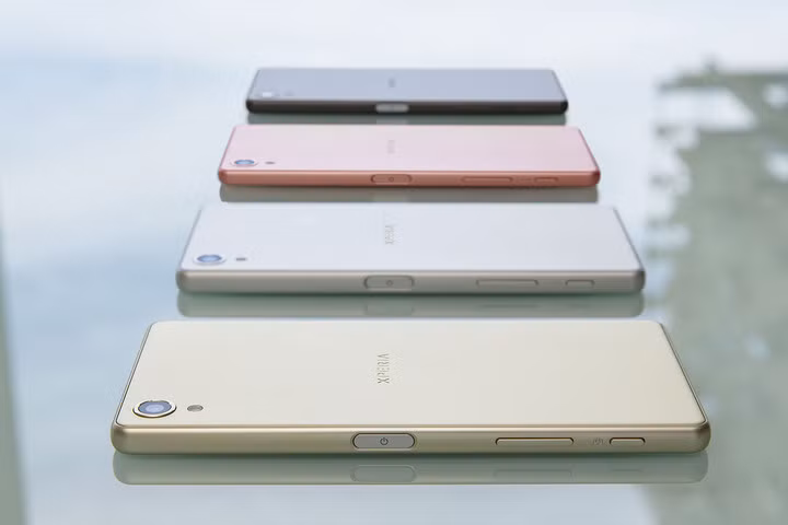  Sony Xperia X. Sony Xperia X trang bị khả năng chống nước theo tiêu chuẩn IP68. Mẫu điện thoại kim loại này sử dụng màn hình 5 inch Full HD, chip Snapdragon 820, RAM 3GB, bộ nhớ 32GB, camera 23MP độ mở f/2.0 và cảm biến Exmor RS 1/2.3 inch. Phía trước máy là camera 13MP dành cho tín đồ tự sướng.