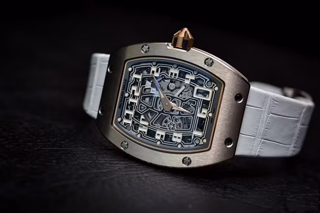 Thương hiệu đồng hồ Richard Mille luôn được biết đến về sự táo bạo cùng những tinh hoa trong chế tạo máy móc. Với những người ưa sự kín đáo, đồng hồ Richard Mille RM 67-01 sẽ là một sự lựa chọn hoàn hảo với ngoại hình trang nhã, lịch lãm nhưng vẫn thể hiện được đẳng cấp. Đó chính là lý do Richard Millecho cho ra đời dòng extra flat mà RM 67-01 là một điển hình.