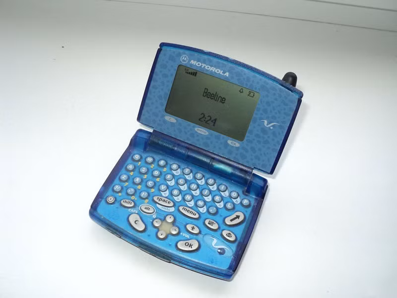 6. Motorola V100 (thời điểm ra mắt: 2000).