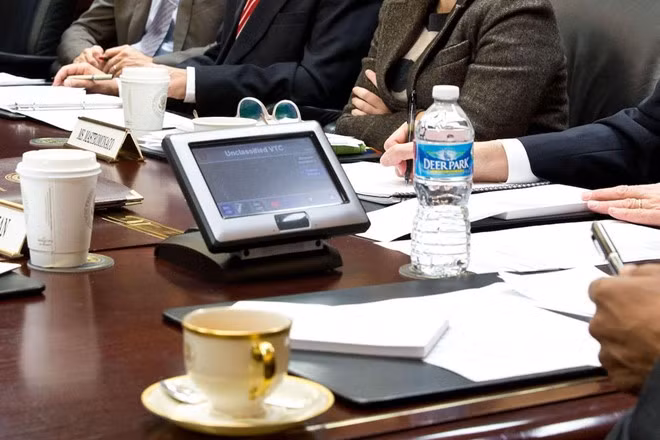  AMX Modero (7 inch) Tabletop Touch Panel: Tại phòng Tình Huống (Nhà Trắng) - nơi xử lý gần như mọi vấn đề về quân sự, ngoại giao của nước Mỹ, ông Obama sử dụng một chiếc AMX Modero Tabletop Touch Panel để cập nhật liên tục những thông tin quan trọng.