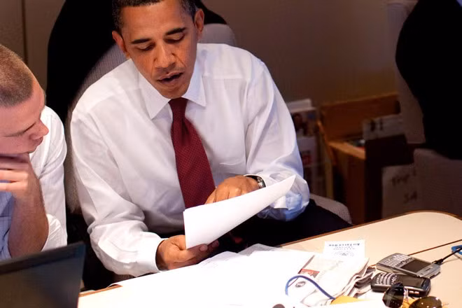  BlackBerry Curve 8300: Tổng thống Obama nổi tiếng là một fan trung thành của BlackBerry. Trong bức ảnh chụp trên chiếc Air Force One này, người ta thấy sự xuất hiện của 2 chiếc BlackBerry, một là Curve 8300, chiếc còn lại là Curve 8900. Cho đến hiện tại, BlackBerry là một trong số ít thương hiệu điện thoại được chính phủ Hoa Kỳ chấp thuận sử dụng để chia sẻ dữ liệu.