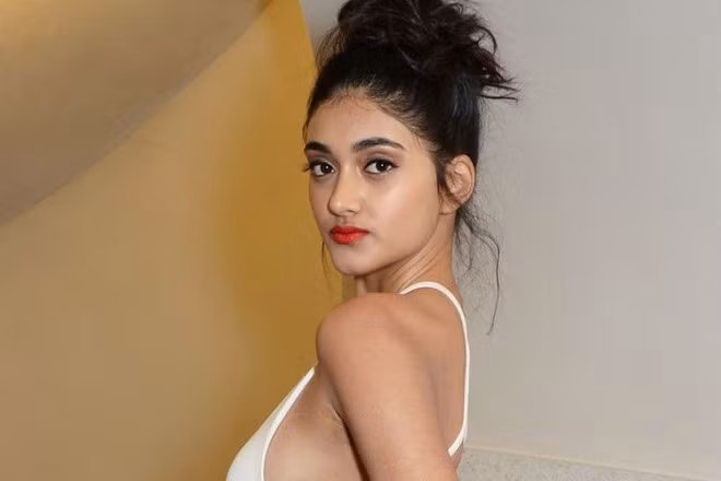  9. Neelam Gill nhận được không ít lời mời chụp hình từ khi 14 tuổi, trong đó phải kể đến các nhãn thời trang danh tiếng như Abercrombie &amp; Fitch. 9X từng xuất hiện trên bìa tạp chí Vogue cũng như trình diễn tại tuần lễ thời trang trong show của nhà thiết kế Kanye West và hãng Dior. Mới đây, Gill vinh dự trở thành người mẫu mang dòng máu Ấn Độ đầu tiên xuất hiện trong chiến dịch quảng cáo của thương hiệu cao cấp Burberry. Đặc biệt, cô còn sở hữu kênh YouTube chuyên lên án, chống lại các vấn đề phân biệt chủng tộc, chứng trầm cảm và sự tự ti.