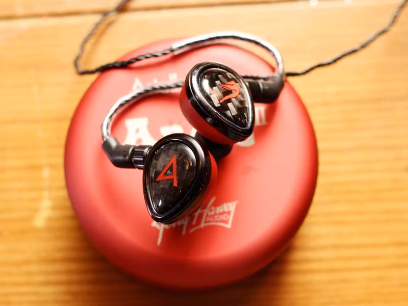 Phía bên ngoài củ tai của Astell&amp;Kern Rosie được phủ bằng chất liệu sợi carbon.