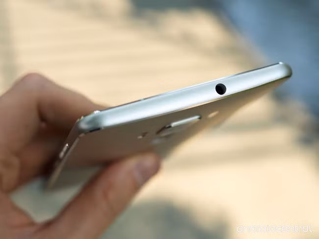 Giắc cắm tai nghe 3.5mm trên đỉnh máy