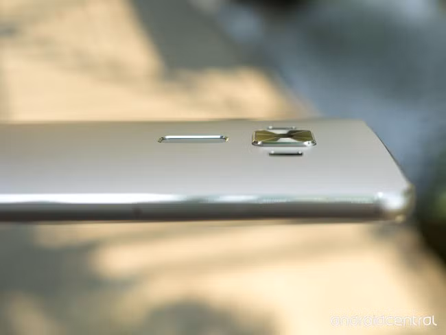 Vỏ nhôm nguyên khối. Máy khá mỏng