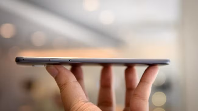 bên trong là bộ xử lý Snapdragon 820 từ Qualcomm. Bộ nhớ RAM lên tới 6GB